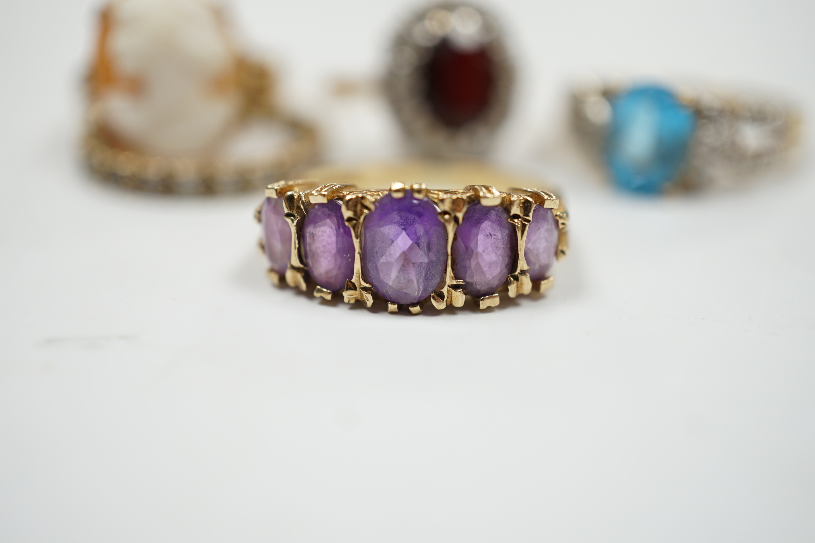 Five assorted modern 9ct and gem set dress rings, including graduated five stone amethyst and cameo shell, gross weight 14.7 grams